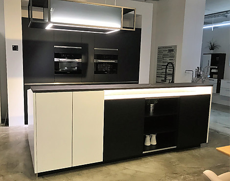 Grifflose Kochinsel mit Theke und Hochschrankblock - Insel Hochglanz polarweiß - Hochschrankbolck Designglas satiniert schwarz - AV 2030-GL Polarweiß & AV 5095-GL schwarz matt