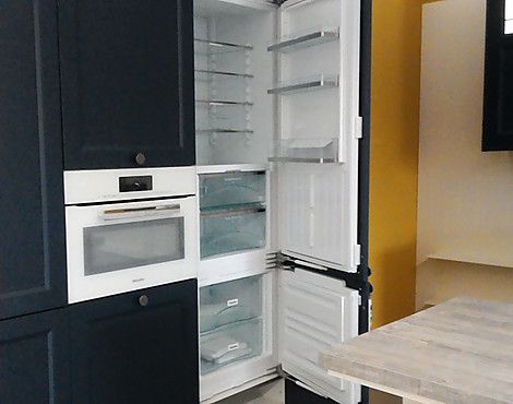 Landhausküche Casa - -55 % Musterküche Casa Polarweiss Softlack mit Hochschrankzeile in 556 Blue Softlack