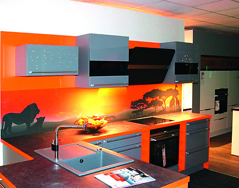 Moderne Einbauküche - Lack Mineralgrau - Ultra Hochglanz - mit Color Concept Orange