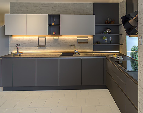 Moderne Küche mit Fronten in einer Farbkombination Quarzgrau und Weiß - 515 – Feel Lacklaminat Quarzgrau Softmatt
