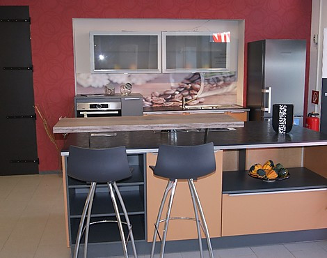 Designküche mit Insellösung - Cindy Kst. Macciato/Ebony Seidenmatt