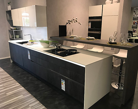 Elegante Küche in reduziertem Design mit BORA Abzug, Tepan Yaki und Grillpaltte, dazu Kaffeevollautomat/H - Super reduziert - Wir brauchen Platz! - KMB 110 Spachtelbetonoptik Graphit - grifflos / H