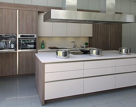 Designerküche mit Kochinsel grifflos, beige matt, Laminat - Designerküche mit Kochinsel