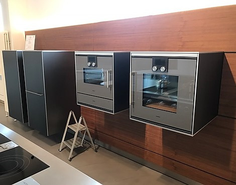 aussergewöhnliche Wandgestaltung mit hängenden Geräten und Schränken - b3 Aluminium grau, Paneelwand Nußbaum