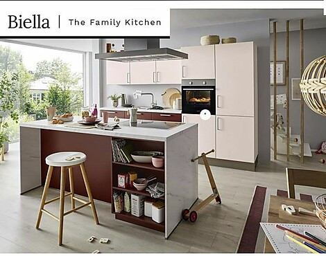 Family Kitchen / Küche mit Insel – modern und farbenfroh - BIELLA, Front in Indischrot satin kombiniert mit Zartrosé satin, Arbeitsplatte in Marmor Avorio Nachbildung.