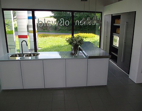 Musterküche - Ausstellungsküche - Abverkaufsküche - GI-Box Eiche quer furniert Glasfronten weiß