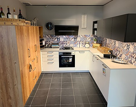 U-Küche moderner Landhausstil - NOV / MOE Weiß / Fichte Rustico Dekor