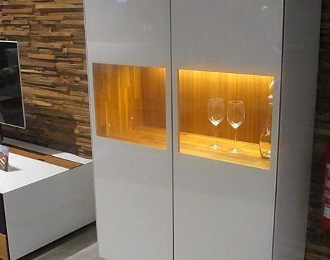 Vitrine 13 Cubus Pure - Nussbaum mit Farbglastüren weiß glänzend