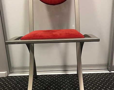 Auffällig designter Stuhl mit Edelstahl in klassischem Samtrot - Mega reduziertes Angebot! - Kff - Design Stuhl
