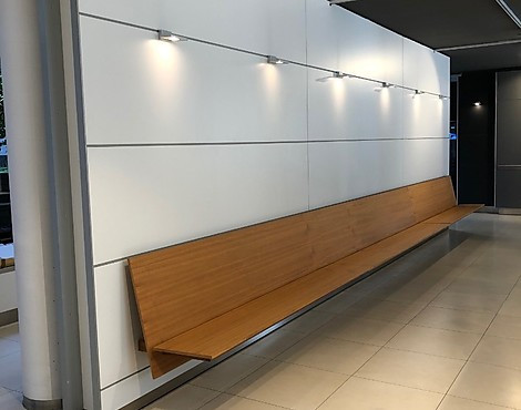 Paneel(kaolin) mit Sitzbank (Nussbaum furniert) - Communication