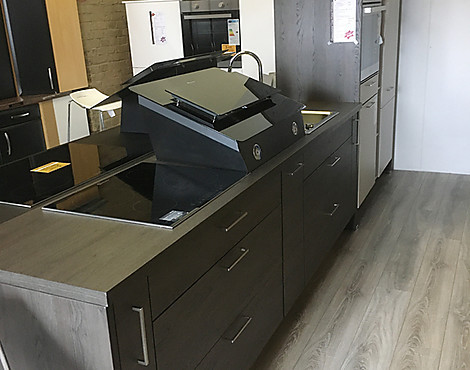 Top Ausstellungsküche von Nobilia/ Front Holzoptik Dunkel /Oberschränke Lacklaminat Seidengrau - 317 Touch