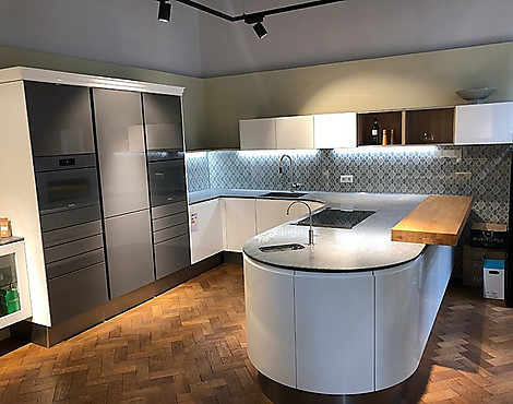 - Runde Traumküche in grifflos Lack hochglanz weiß/grau mit Premium Miele Geräten - Arcade AV5025 weiß + AV 2030-GL lavagrau