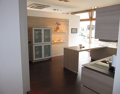 Musterküche 2- Abverkauf von Designküche - F 32 Kunststoff quer in 374 Pinie sesam horizontal kombiniert mit F12 Kunststoff 471 Hochglanz grau, grifflose Küche,mit Laminam Arbeitsplatte 7mm und PS Lichtborde