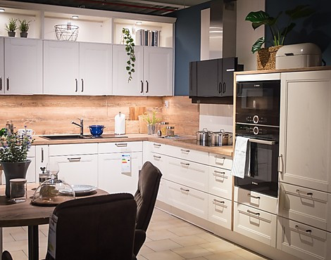 Stilvolle Landhausküche mit lackierten Echtholz-Fronten im Farbton Magnolia - York Magnolia
