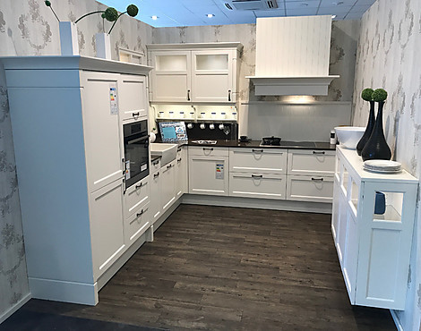 Helle Küche im modernen Landhaus-Stil mit authentischer Keramik-Spüle, Antik-Verglasung und Holz-Besteckeinteilung+LED Beleuchtung/H - KMB 360 weiß Bristol- Esche lackiert/H