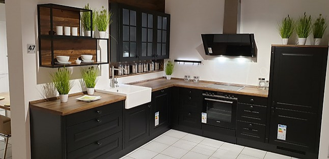Nobilia-Musterküche Landhausküche im edlen schwarzen Design