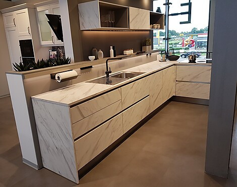 Moderne Küche in L-Form in Carrara weiß - Inpura G275 Merkur-GL Carrara weiß Mattlack PerfectSense