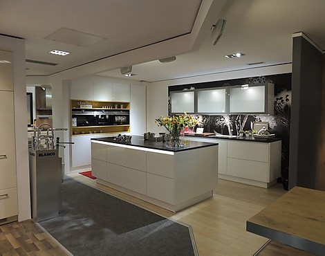 BL 16 Designküche in Schneeweiß mit Regal in Ihrem Wunschfarbton - BL 16 GL 3461 Laser HGL