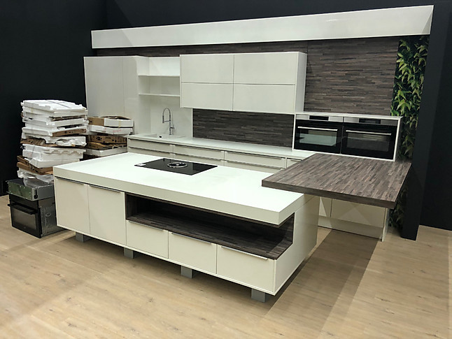 DAN-Küchen-Musterküche Designküche in Hochglanz Lack mit Griffleiste