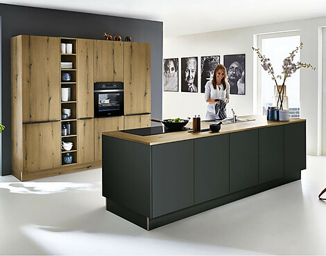 Moderne Inselküche in Schwarz supermatt Lacklaminat und Eiche Sierra NB Farbkombination - Touch
