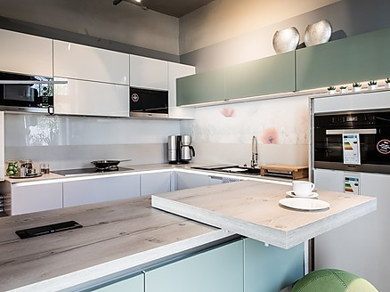 Modern geplante Küche mit Theke Modern geplante Küche mit Theke