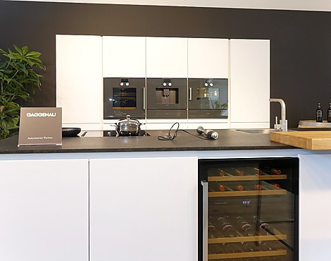 LUXUS MIT HIGHEND-GERÄTEN: Pyrolyse-Backofen mit beheiztem Pizzastein, Kombidampfgarer (beide mit Kernthermometer), Kaffeeautomat mit Milchwaage, Wärmeschubladen, Volledelstahl-Armatur, 0°Zone, Muldenlüftung mit Flächeninduktion & 2-Zonen-Weinkühler! - X2 SIENA KRISTALLWEIß. Große Inselküche in griffloser Ausführung. Wunderschöner Nero Assoluto Zimbabwe mit geflammter und gebürsteter Oberfläche. Traumhafte Ausstattung mit Echtholz-Einsätzen für Besteck / Folien / Küchenmesser, Theke in massiver Eiche...