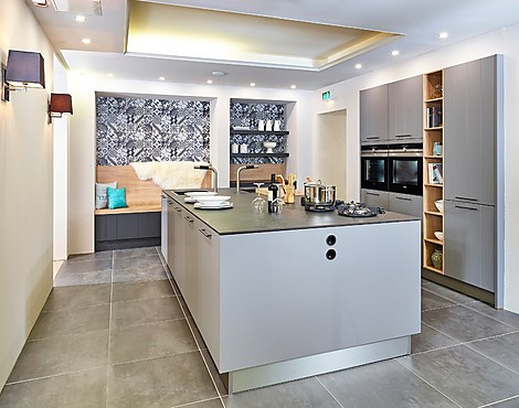 Gemütliche Wohnküche mit großem Insel - Domus in Acahtgrau mit Dekton Arbeitsplatte (Koje 14 KH)
