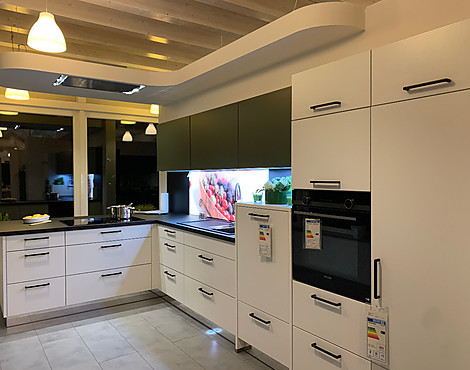 Nolte Ausstellungsküche - Nolte Ausstellungsküche S19 Soft Lack, 76W Lack, Weiß softmatt und 76V Lack, Olive softmatt U23 Schwarz Pro