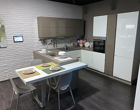 Moderne Küche mit Tisch - Immagina Lux