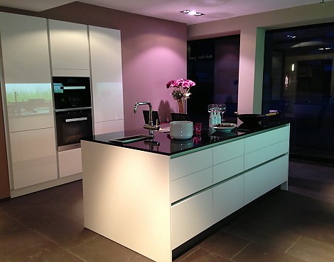 SieMatic Musterküche S2-SLG similaque lotusweiss hochglänzend Grifflos - SieMatic Musterküche S 2-SLG