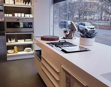 Einbauküche mit Corian-Arbeitsplatte - +Modo