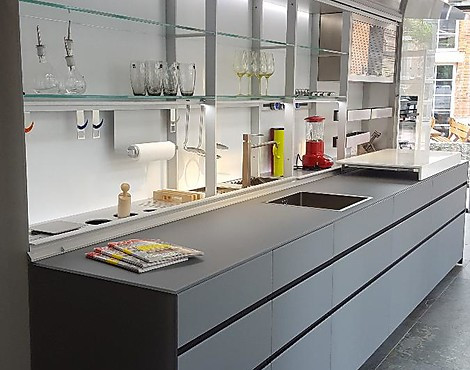Musterküche in Glas / Alukorpen - Artematica und New Logica