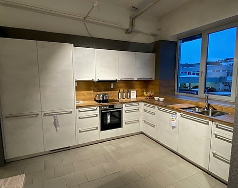 Küche mit viel Stauraum & modernem Stangengriff - Riva Weißbeton