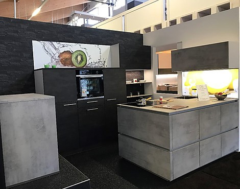 Nolte Ausstellungsküche - A19 Artwood, 22G Eiche geflämmt & S70 Stone, 263 Kunstoff, Beton