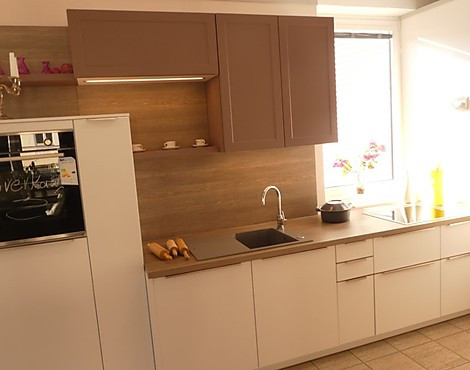 Zeitlos elegante Traum-Küche in trendigem Schneeweiß mit Akzentfarben in Rosewood - Loft