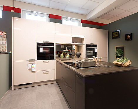 T-PLanung mit Dekton Arbeitsplatte - Faro kashmir / Laser Soft mokkabraun