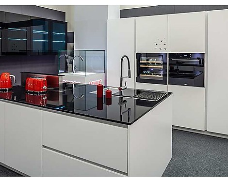 Küche Weiss SoftMatt, Komposit Arbeitsplatte mit Elektrogeräten - Küche Weiss SoftMatt, Komposit Arbeitsplatte mit Elektrogeräten (Nobilia, Schüller)