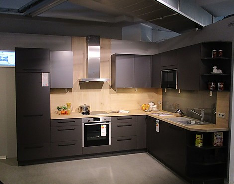 Elegante L-Küche mit dunkler Front - Einbauküche Titan T25/682 Koje8030
