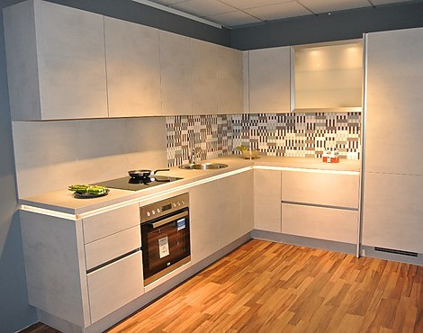 Moderne Musterküche in Betonoptik - Riva