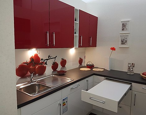 Moderne Küche in Hochglanz - Flasch in Weiß Hochglanz und Rot