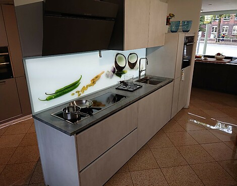 Matte Eleganz in Spachtelbeton Opal-grau, LED-Rückwand und Steinarbeitsplatte - Systemat AV1070 -GL Spachtelbeton Opal-grau