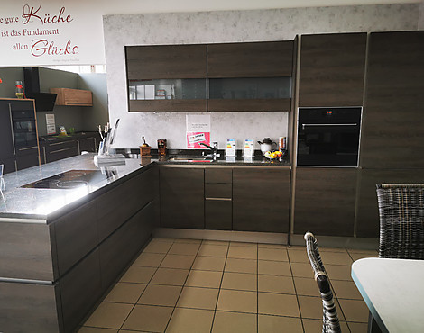 exklusive, grifflose L-Küche in Holzoptik mit Granitplatte - Structura Gladstone Oak