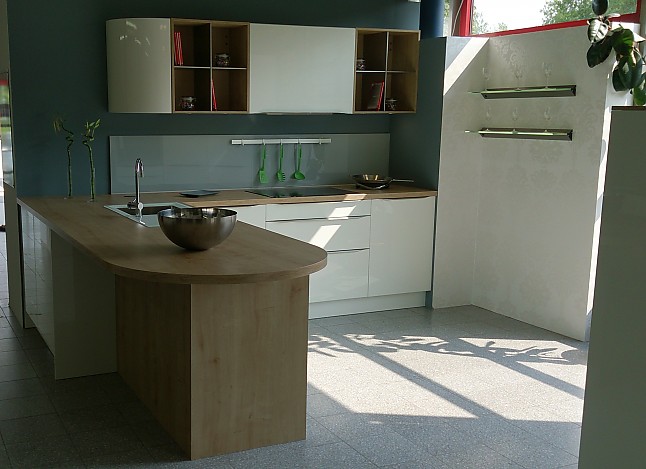 Häcker musterküche hochglanzfronten,groÃe arbeitsplatte ... Asian Küchendesign