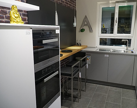 Moderne Designküche mit Bar - Puristische Grifflose L-Küche im modernen Mattgrau