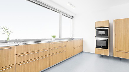 Küchenzeile und freistehende Hochschränke aus Eiche Furnier, Arbeitsplatte aus grauem Corian