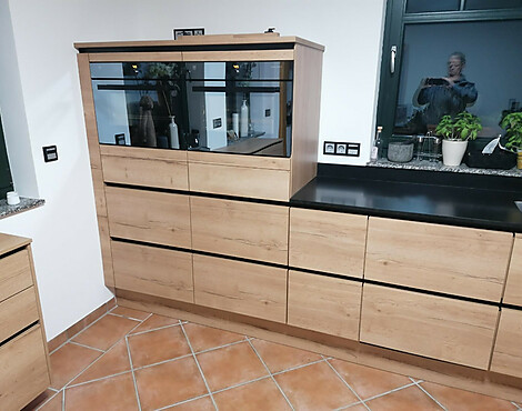 Schöne Nobilia Küche mit Steinplatten - Structura Eiche Sierra