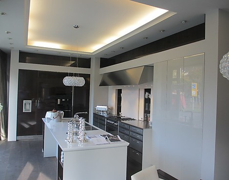 SieMatic Beaux Art Classic 2002BAL sterlinggrau glänzend - SieMatic Classic Beaux Art 2002BAL sterlinggrau/4004HL nussbaum ebony glänzend inkl. Miele Geräte