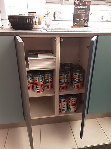 Nolte-Musterküche blaugraue Küche mit XXL-Schränken und Keramik-Platte