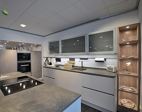 Koje 17 - Musterküche Häcker Systemat AV6000 Mattlack kaschmir + Quarzstein 20mm + Miele Geräte
