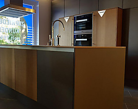 Leicht Avance / Timber Exklusiv Küchen - Insel , Lava grau matt -Tennessee nussbaum sägerau , Corian Arbeitsplatte mit flächenbündigen Spülbecken - Leicht Avance